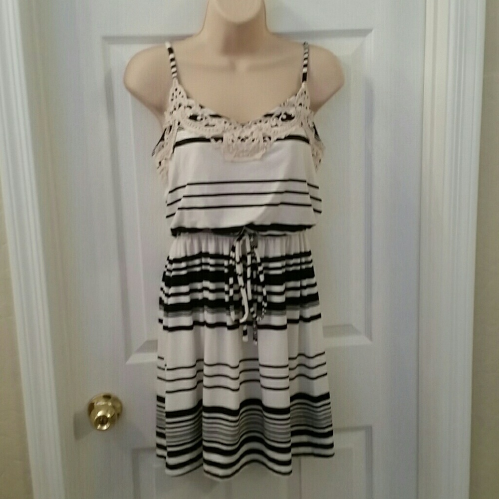 Dress: spaghetti straps semi-casual